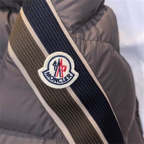 MONCLER スーパーコピー ダウンジャケット ロゴストライプ コミカルタグ モンクレール