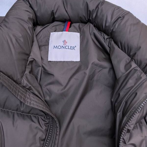 MONCLER スーパーコピー ダウンジャケット ロゴストライプ コミカルタグ モンクレール