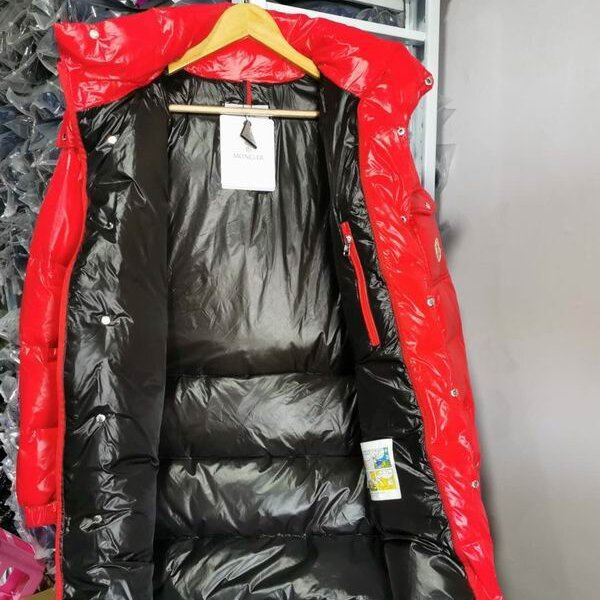 モンクレール 偽物 ロングダウンジャケット ロゴ刺繍 ポケット付き MONCLER