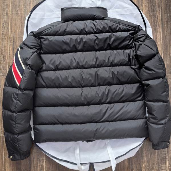 MONCLER 偽物 ダウンジャケット ストライプ ロゴ刺繍 スポーティ モンクレール