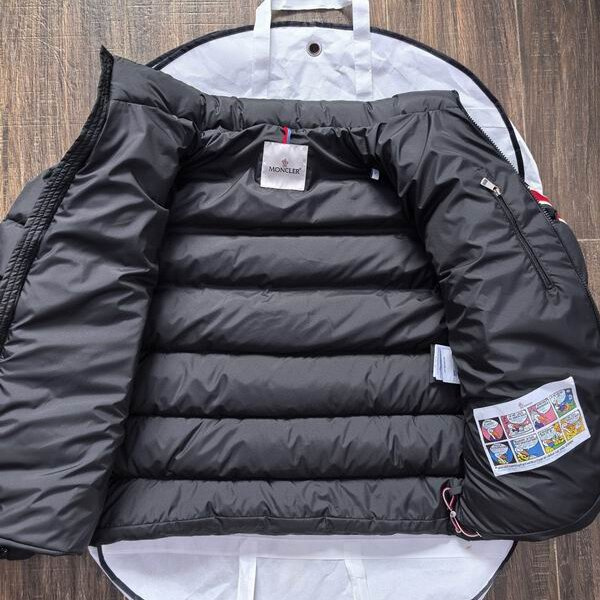 MONCLER 偽物 ダウンジャケット ストライプ ロゴ刺繍 スポーティ モンクレール