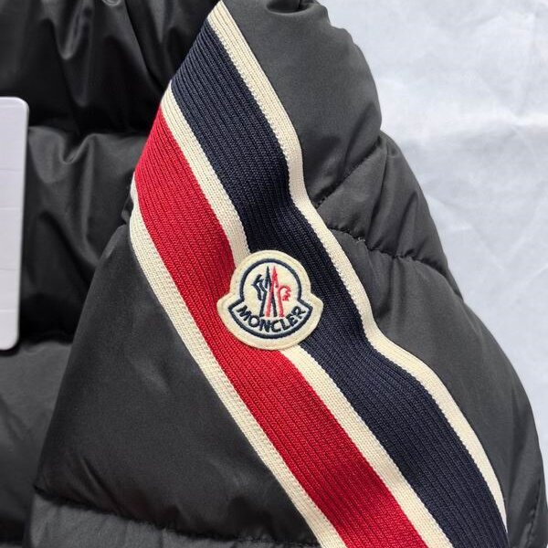 MONCLER 偽物 ダウンジャケット ストライプ ロゴ刺繍 スポーティ モンクレール