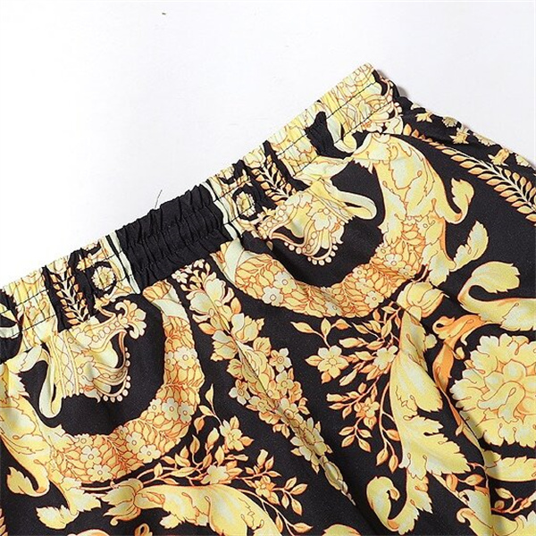 VERSACE コピー セットアップ ゴージャス バロック柄 デザイン 目を引く リゾート対応 ヴェルサーチ