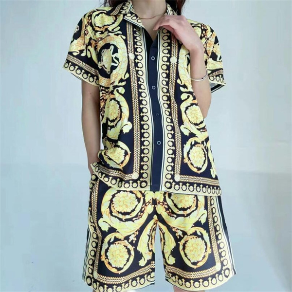VERSACE コピー セットアップ ゴージャス バロック柄 デザイン 目を引く リゾート対応 ヴェルサーチ