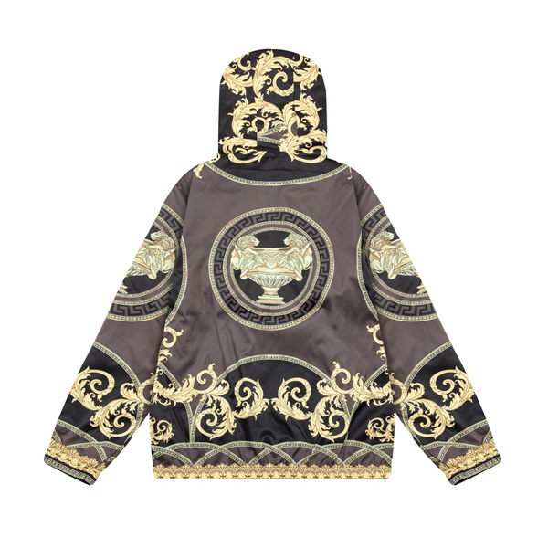 VERSACE スーパーコピー ジャケット 古代ギリシャモチーフ ライオン装飾 際立つ バロックスタイル ヴェルサーチ