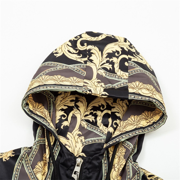 VERSACE スーパーコピー ジャケット 古代ギリシャモチーフ ライオン装飾 際立つ バロックスタイル ヴェルサーチ
