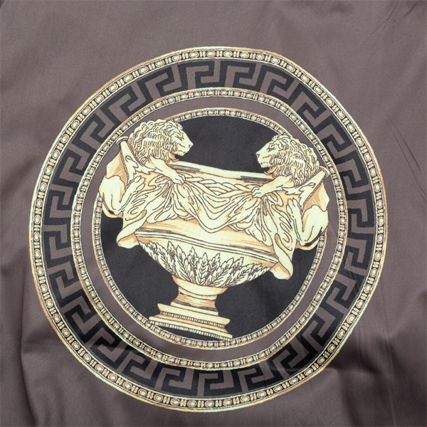 VERSACE スーパーコピー ジャケット 古代ギリシャモチーフ ライオン装飾 際立つ バロックスタイル ヴェルサーチ