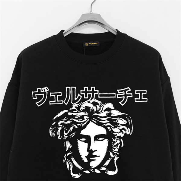 VERSACE コピー トレーナー 日本語ロゴ 斬新 デザイン 引き立てる ヴェルサーチ