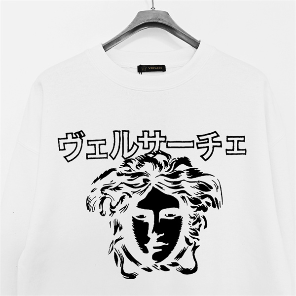 VERSACE コピー トレーナー 日本語ロゴ 斬新 デザイン 引き立てる ヴェルサーチ