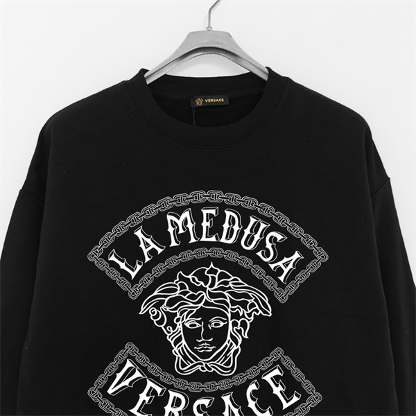 ヴェルサーチ 偽物 トレーナー チェーンモチーフ LA MEDUSA ロゴ 際立つ シンプル VERSACE