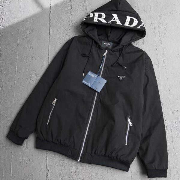 PRADA コピー ジャケット 三角ロゴ 袖レザー フード付き 定番 メンズ オシャレ プラダ