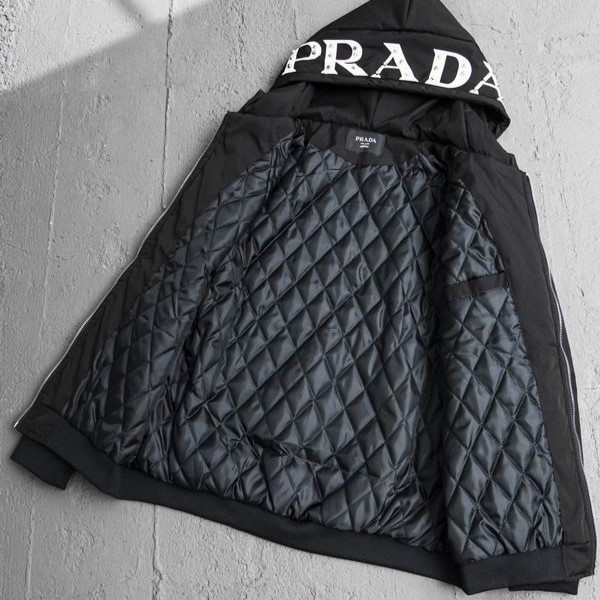 PRADA コピー ジャケット 三角ロゴ 袖レザー フード付き 定番 メンズ オシャレ プラダ