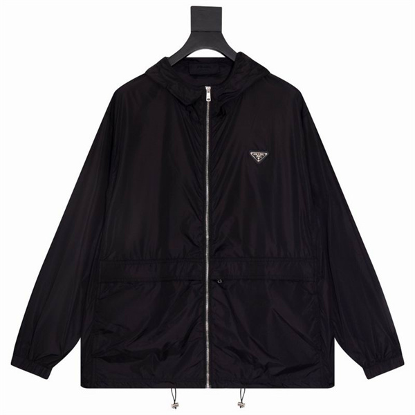 トレンドセッター プラダ スーパーコピー ジャケット ポケットディテール トライアングルロゴ ミニマルデザイン PRADA