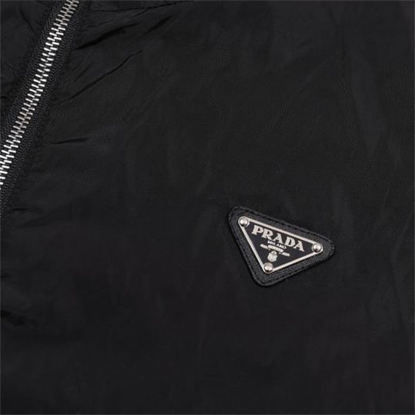 トレンドセッター プラダ スーパーコピー ジャケット ポケットディテール トライアングルロゴ ミニマルデザイン PRADA