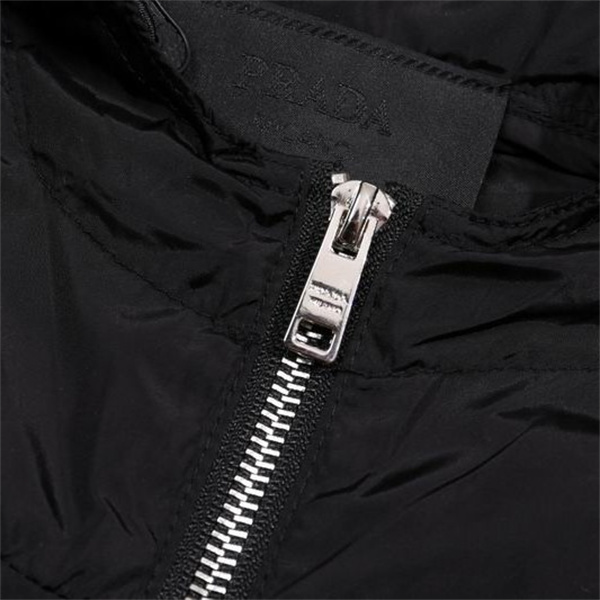 トレンドセッター プラダ スーパーコピー ジャケット ポケットディテール トライアングルロゴ ミニマルデザイン PRADA