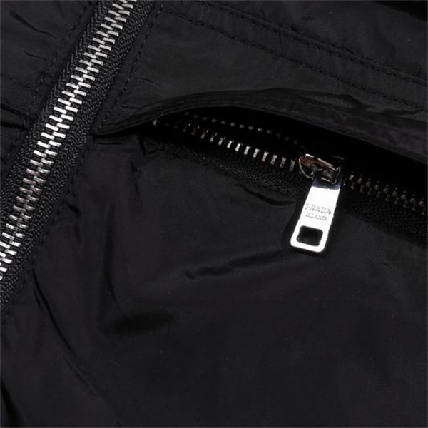 トレンドセッター プラダ スーパーコピー ジャケット ポケットディテール トライアングルロゴ ミニマルデザイン PRADA