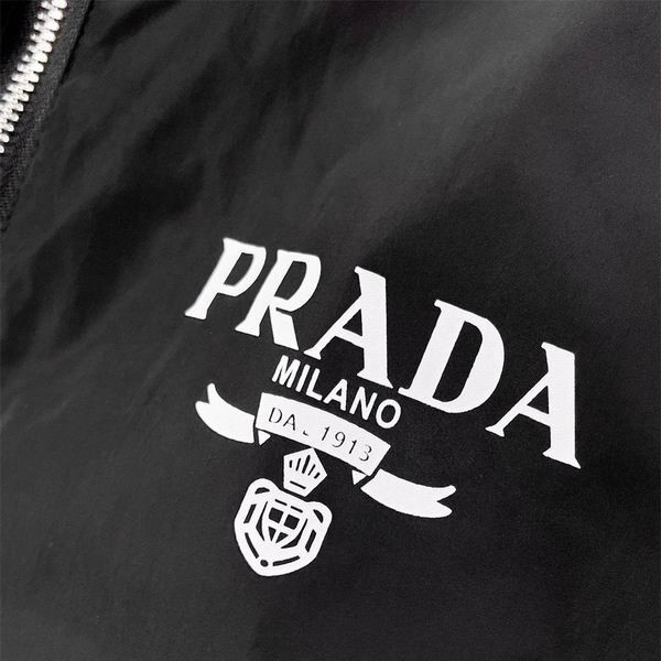 プラダ 偽物 ジャケット 軽量フードデザイン ロゴ刺繍 ジップ仕様 PRADA