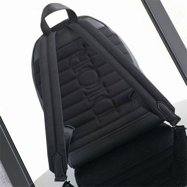 DIOR スーパーコピー リュック モノグラム 高品質レザー ジッパーポケット エレガント ディオール