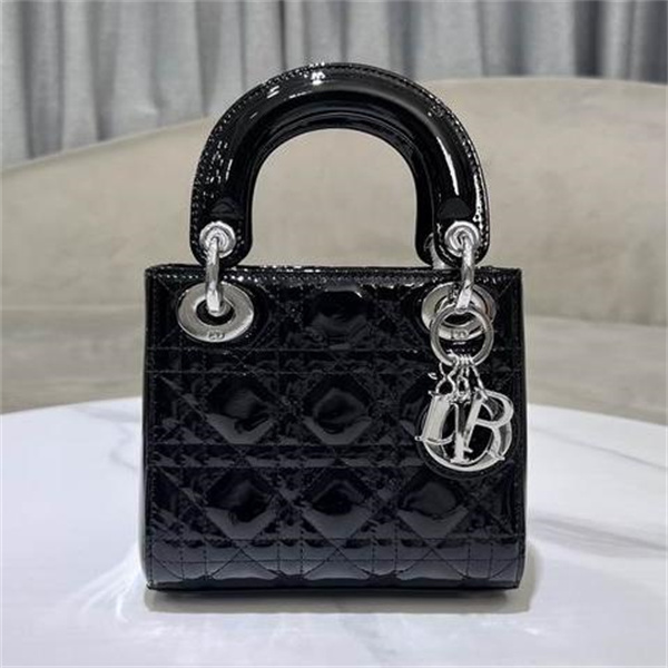 ディオール スーパーコピー ハンドバッグ カナージュステッチ ホワイト ブラック ゴールドチェーン 高級感 DIOR