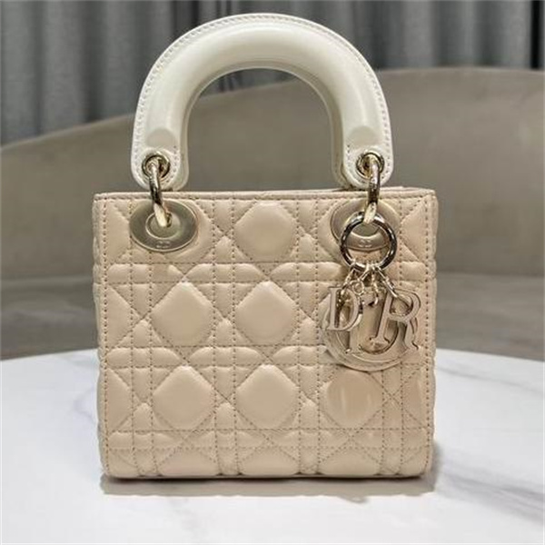 ディオール スーパーコピー ハンドバッグ カナージュステッチ ホワイト ブラック ゴールドチェーン 高級感 DIOR