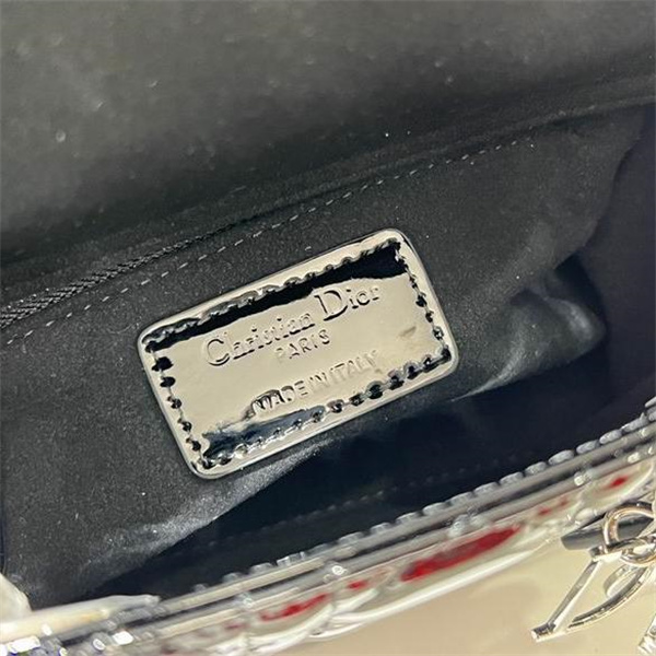 ディオール スーパーコピー ハンドバッグ カナージュステッチ ホワイト ブラック ゴールドチェーン 高級感 DIOR