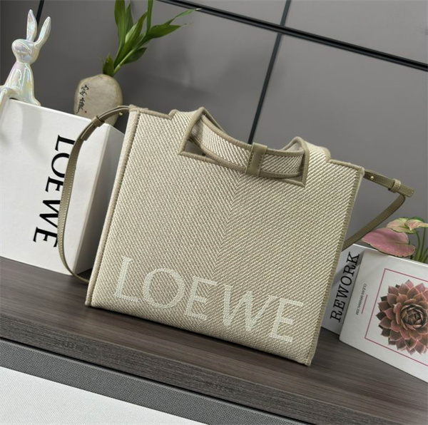 LOEWE 偽物 ハンドバッグ 刺繍ロゴ キャンバス 軽量 ショルダー付き ロエベ