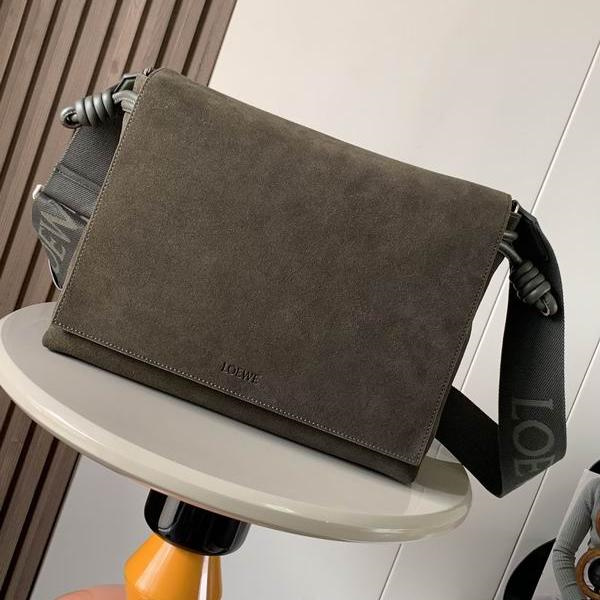 LOEWE スーパーコピー メッセンジャーバッグ キャメルスエード 温かみ ロゴ ショルダー ロエベ