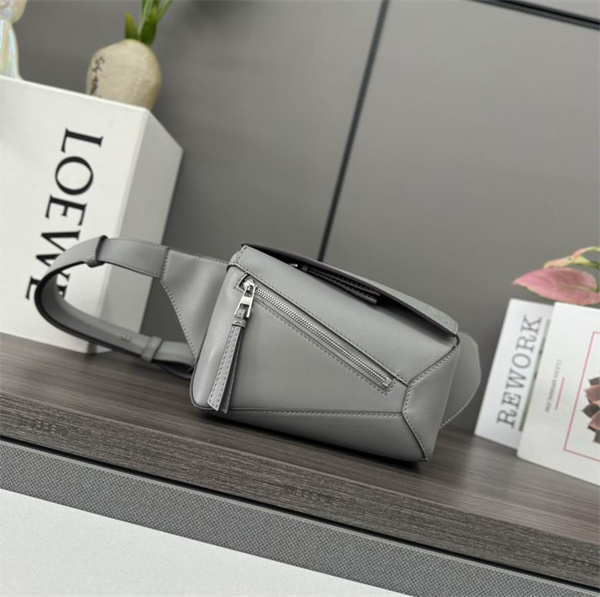 LOEWE コピー ボディバッグ 幾何学デザイン グレー 高級レザー ロエベ