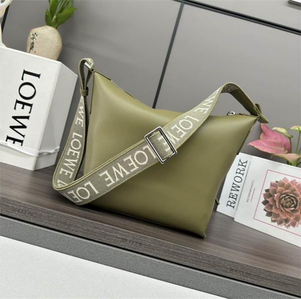 LOEWE スーパーコピー ショルダーバッグ オリーブグリーン ロゴ入りストラップ 実用的 ロエベ