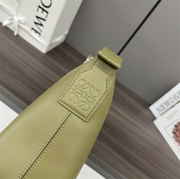 LOEWE スーパーコピー ショルダーバッグ オリーブグリーン ロゴ入りストラップ 実用的 ロエベ