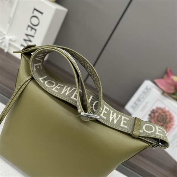 LOEWE スーパーコピー ショルダーバッグ オリーブグリーン ロゴ入りストラップ 実用的 ロエベ