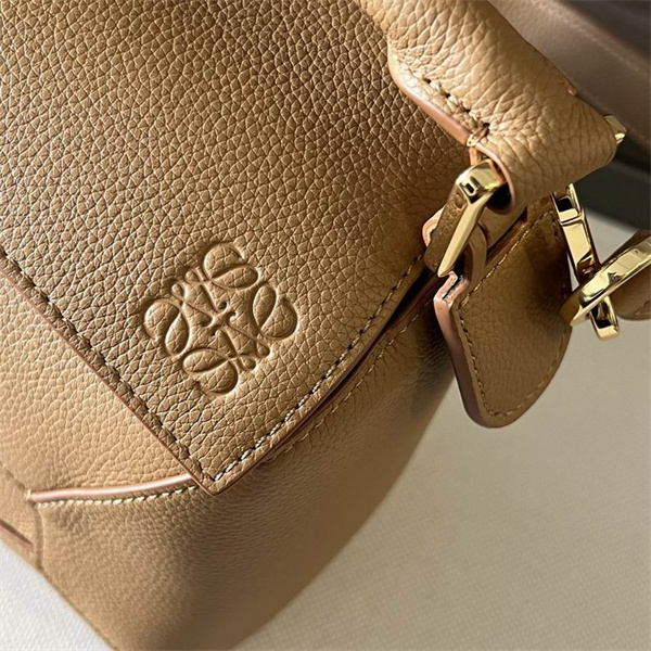 LOEWE コピー ハンドバッグ キャメルレザー アイコニックロゴ 調節ストラップ ロエベ