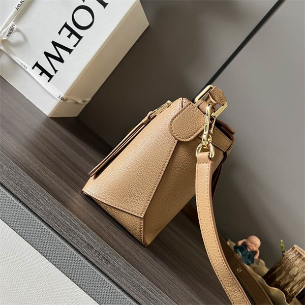 LOEWE コピー ハンドバッグ キャメルレザー アイコニックロゴ 調節ストラップ ロエベ