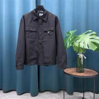 PRADA 偽物 ジャケット メタル 三角形ロゴ フラップポケット 上品 デザイン プラダ