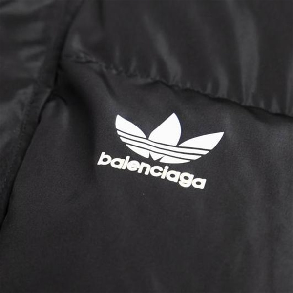 バレンシアガ スーパーコピー 中綿ジャケット スポーティ モード感 ロゴ トレフォイル BALENCIAGA