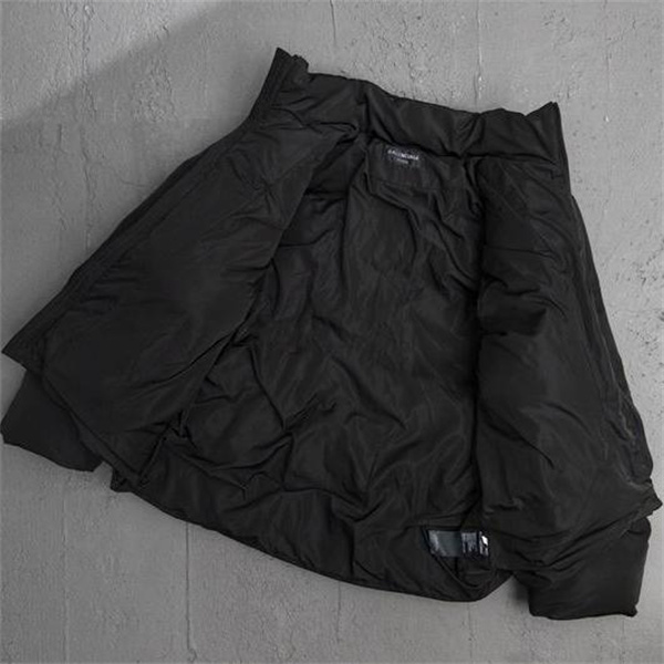 バレンシアガ スーパーコピー 中綿ジャケット ロゴ 波状ライン ブランド名 BALENCIAGA