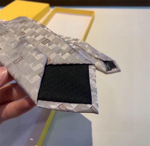 FENDI コピー ネクタイ グレー 幾何学模様 シルク素材 フェンディ