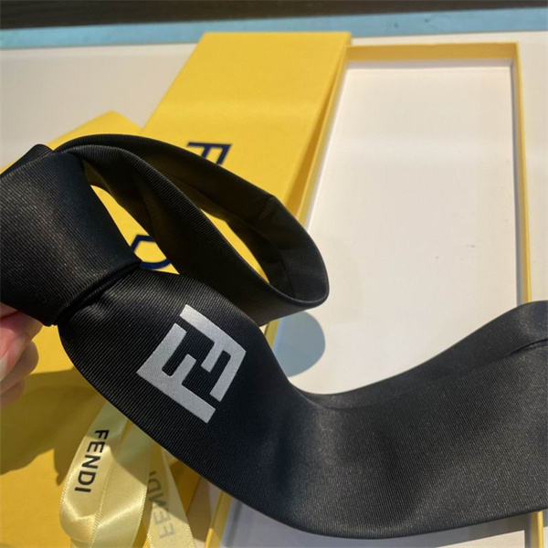 フェンディ 偽物 ネクタイ ブラック Fロゴ シルク素材 ギフトボックス付き FENDI