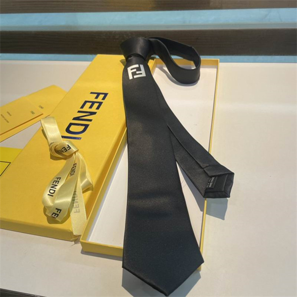 フェンディ 偽物 ネクタイ ブラック Fロゴ シルク素材 ギフトボックス付き FENDI