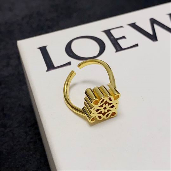 ロエベ スーパーコピー リング アナグラムロゴ ゴールド ミニマル モダン LOEWE