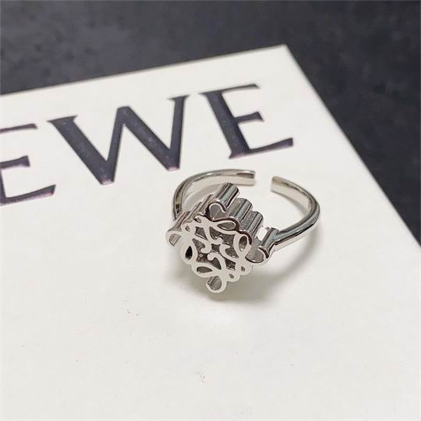 ロエベ スーパーコピー リング アナグラムロゴ ゴールド ミニマル モダン LOEWE