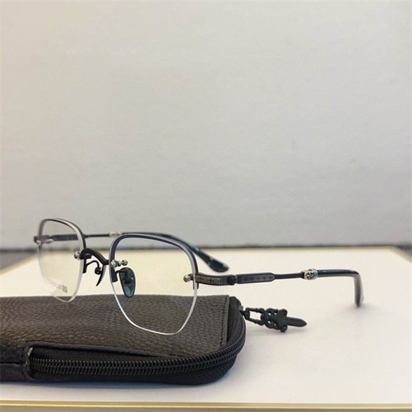 クロムハーツ スーパーコピー メガネ スクエア型フレーム シルバーアクセント メンズデザイン CHROME HEARTS