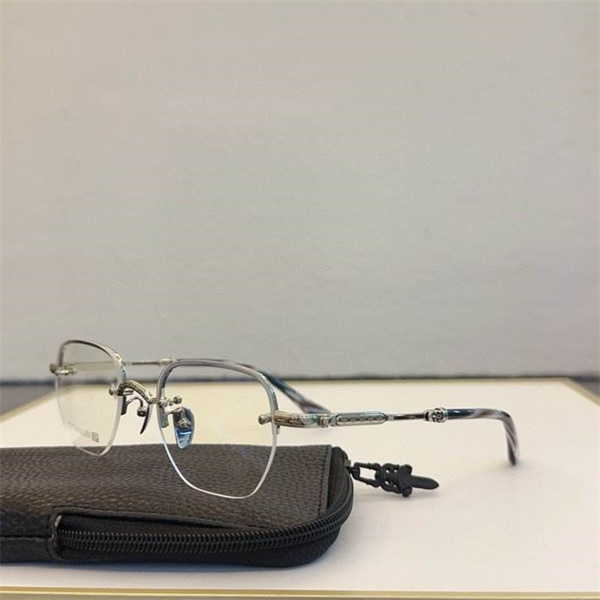 クロムハーツ スーパーコピー メガネ スクエア型フレーム シルバーアクセント メンズデザイン CHROME HEARTS