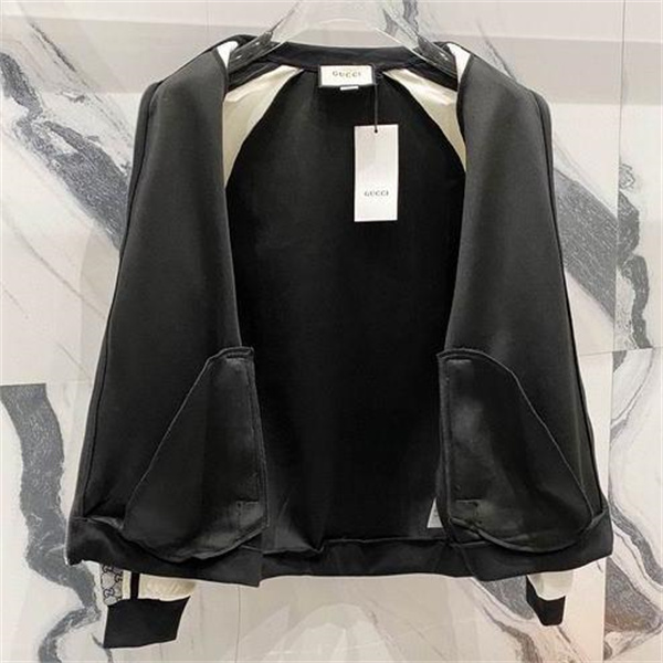 機能性と現代的 グッチ 偽物 ジャケット ブラック ホワイト モノグラム スポーティ 良い品質 GUCCI
