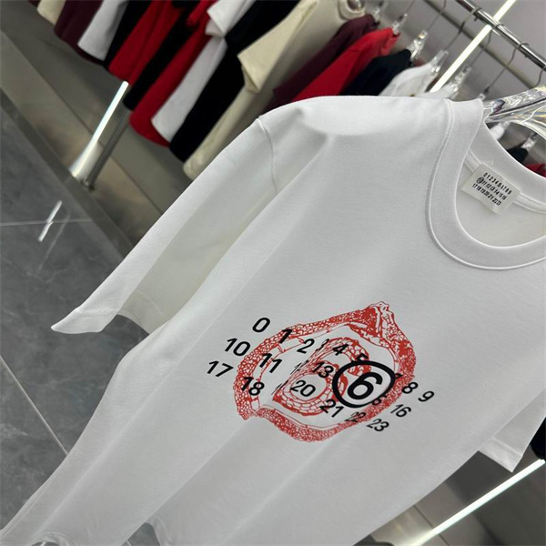Maison Margiela コピー Tシャツ 時計 モチーフ 数字 斬新なデザイン 前衛的 アーティスティック メゾン マルジェラ