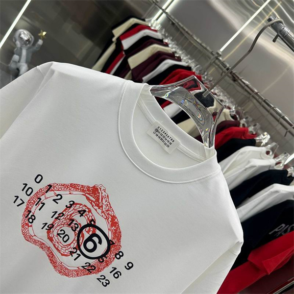 Maison Margiela コピー Tシャツ 時計 モチーフ 数字 斬新なデザイン 前衛的 アーティスティック メゾン マルジェラ