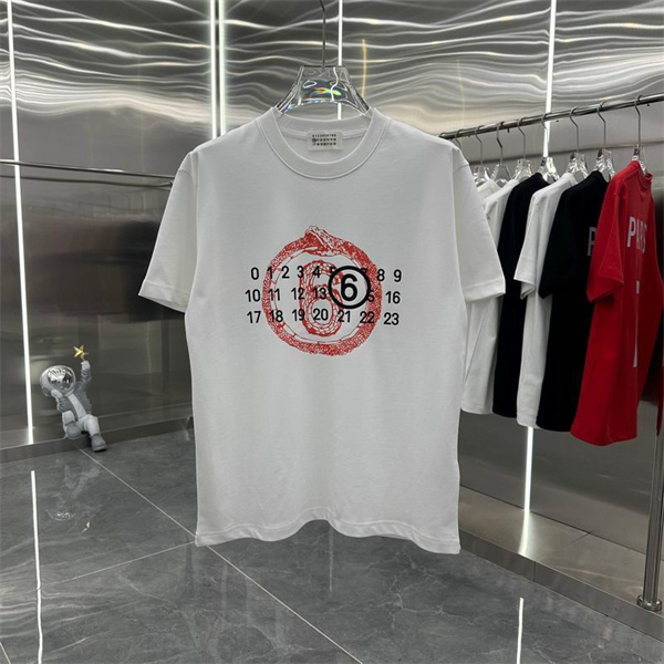 Maison Margiela コピー Tシャツ 時計 モチーフ 数字 斬新なデザイン 前衛的 アーティスティック メゾン マルジェラ