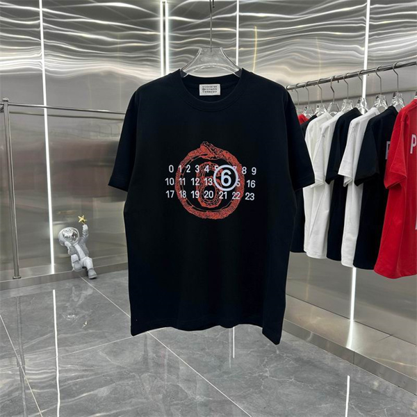 Maison Margiela コピー Tシャツ 時計 モチーフ 数字 斬新なデザイン 前衛的 アーティスティック メゾン マルジェラ
