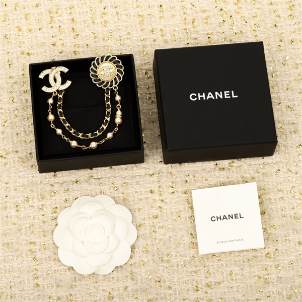 CHANEL スーパーコピー ブローチ 高品質 CCロゴ クリスタル パール ゴールドチェーン シャネル