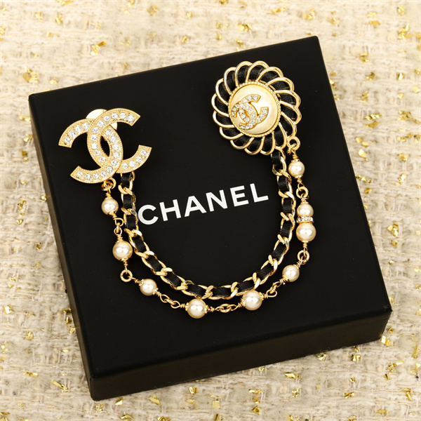 CHANEL スーパーコピー ブローチ 高品質 CCロゴ クリスタル パール ゴールドチェーン シャネル